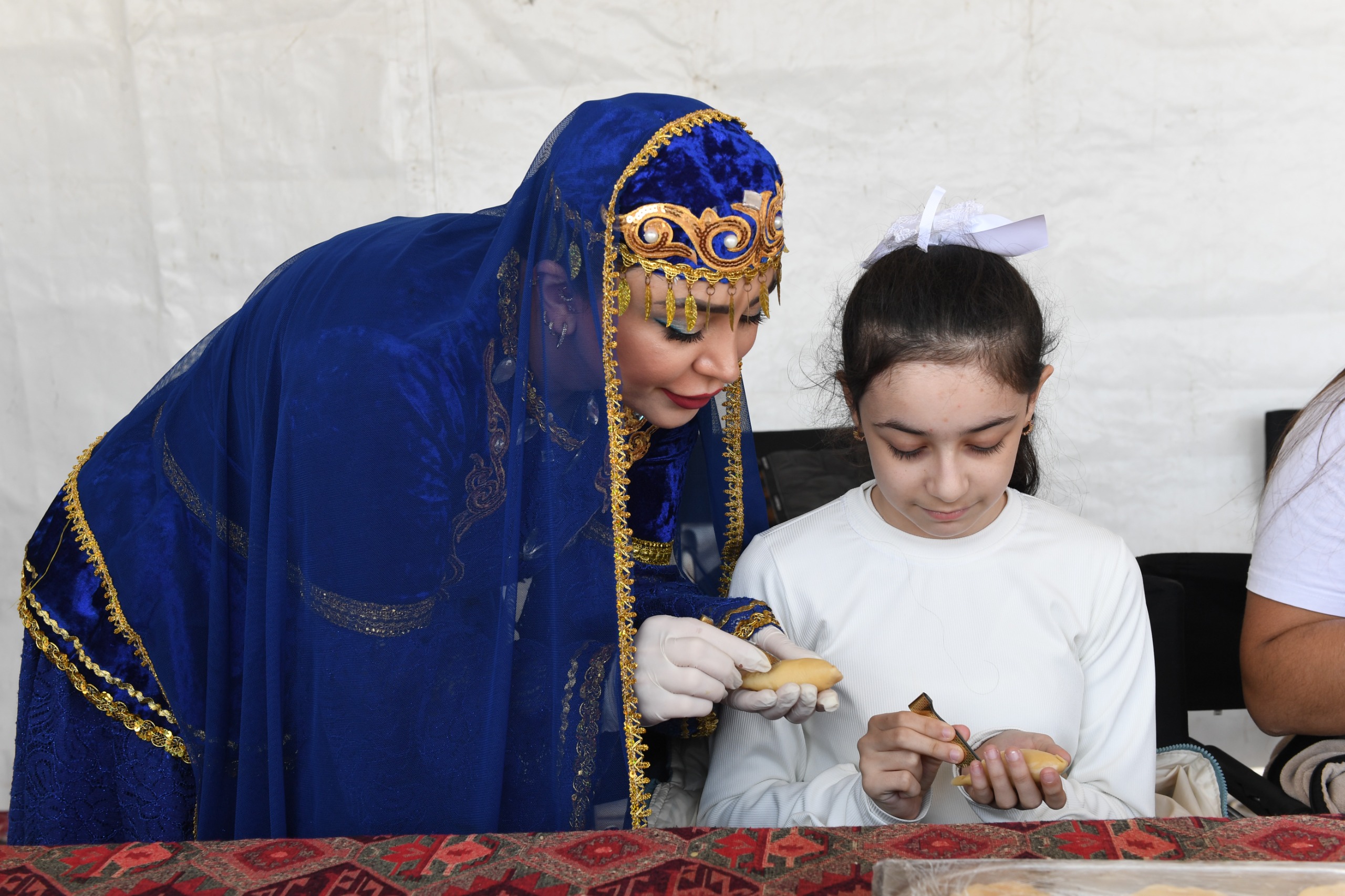 Bakıda Xəzərin suları avarçəkmə və yelkənli qayıqlarla bəzəndi (FOTO)